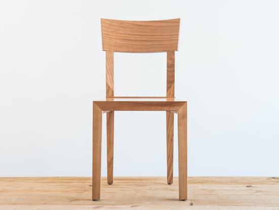 Chaise en bois de cerisier par Philippe Emery