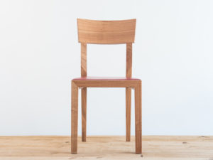 Chaise en bois de cerisier par Philippe Emery
