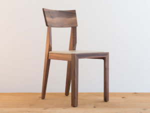 Chaise en bois de noyer par Philippe Emery