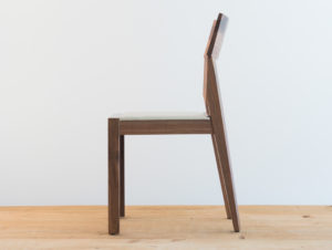 Chaise en bois de noyer par Philippe Emery