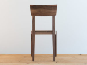 Chaise en bois de noyer par Philippe Emery