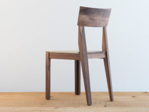 Chaise en bois de noyer par Philippe Emery