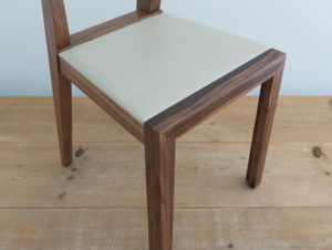 Chaise en bois de noyer par Philippe Emery