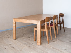 Table en bois de cerisier par Philippe Emery
