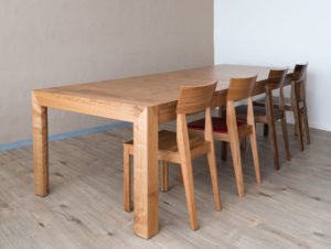 Table en bois de cerisier par Philippe Emery