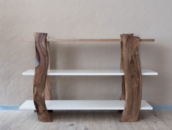 Bibliothèque en bois de noyer par Philippe Emery