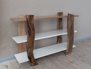 Bibliothèque en bois de noyer par Philippe Emery