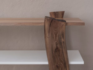 Bibliothèque en bois de noyer par Philippe Emery