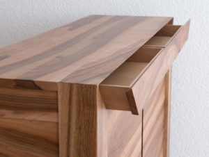 Buffet en bois de noyer par Philippe Emery