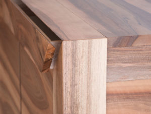 Buffet en bois de noyer par Philippe Emery