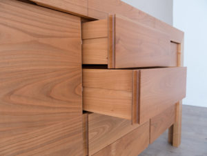 Buffet en bois de noyer par Philippe Emery