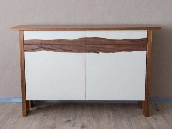 Buffet en bois de noyer par Philippe Emery