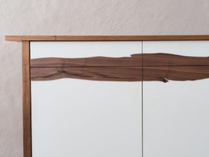 Buffet en bois de noyer par Philippe Emery