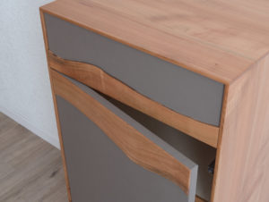 Casier en bois de cerisier par Philippe Emery