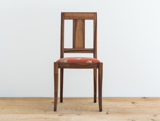 Chaise en bois de noyer par Philippe Emery