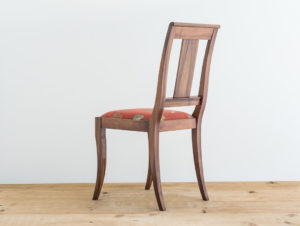 Chaise en bois de noyer par Philippe Emery