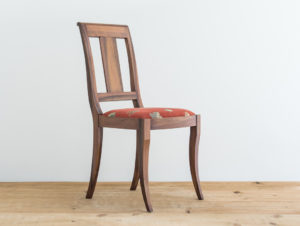 Chaise en bois de noyer par Philippe Emery