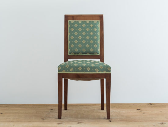 Chaise en bois de noyer par Philippe Emery