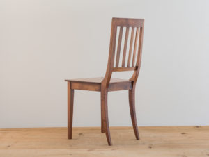 Chaise en bois de noyer par Philippe Emery