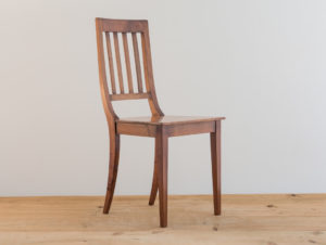 Chaise en bois de noyer par Philippe Emery