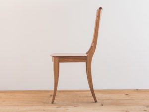 Chaise en bois de cerisier par Philippe Emery
