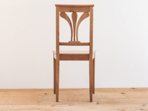 Chaise en bois de cerisier par Philippe Emery