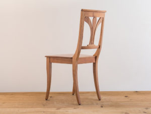 Chaise en bois de cerisier par Philippe Emery