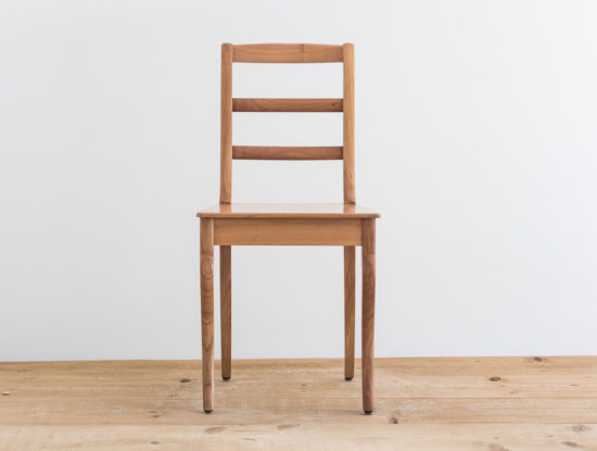 Chaise en bois de cerisier par Philippe Emery