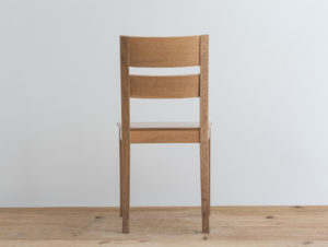 Chaise en bois de frêne par Philippe Emery