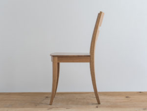 Chaise en bois de frêne par Philippe Emery