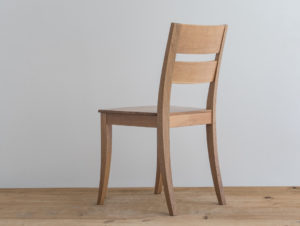 Chaise en bois de frêne par Philippe Emery