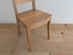 Chaise en bois de frêne par Philippe Emery