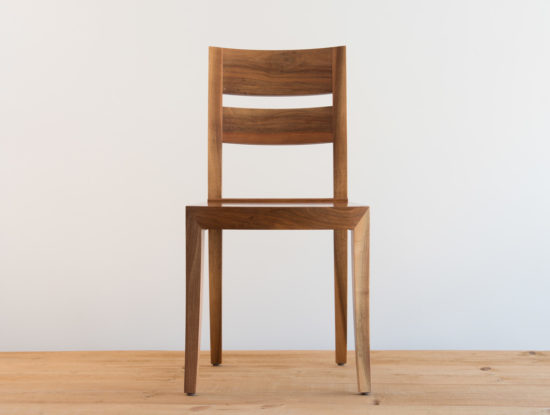 Chaise en bois de noyer par Philippe Emery