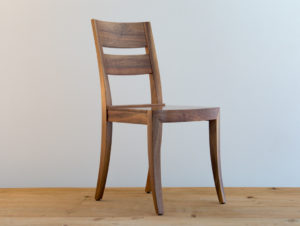 Chaise en bois de noyer par Philippe Emery