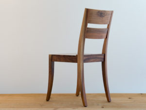 Chaise en bois de noyer par Philippe Emery