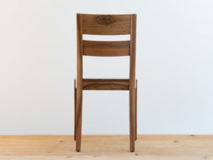 Chaise en bois de noyer par Philippe Emery