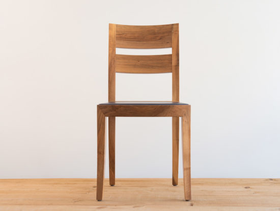 Chaise en bois de noyer par Philippe Emery