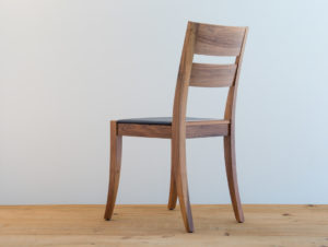 Chaise en bois de noyer par Philippe Emery