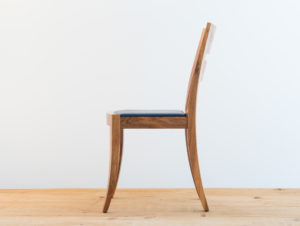 Chaise en bois de noyer par Philippe Emery