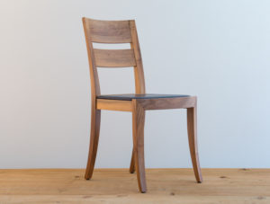 Chaise en bois de noyer par Philippe Emery