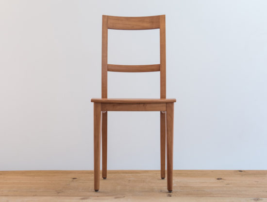 Chaise en bois de cerisier par Philippe Emery