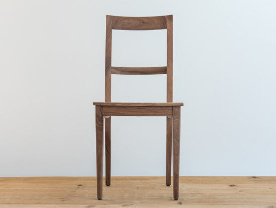 Chaise en bois de noyer par Philippe Emery