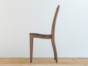 Chaise en bois de noyer par Philippe Emery