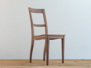 Chaise en bois de noyer par Philippe Emery