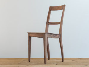 Chaise en bois de noyer par Philippe Emery