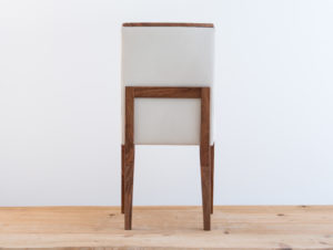 Chaise en bois de noyer par Philippe Emery