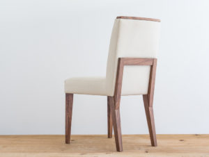 Chaise en bois de noyer par Philippe Emery