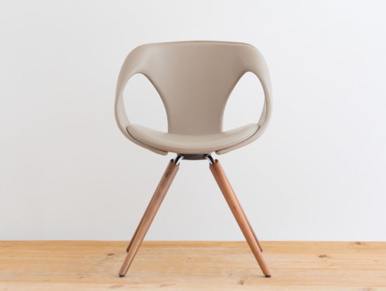 Chaise en bois de noyer par Philippe Emery