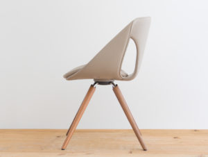 Chaise en bois de noyer par Philippe Emery