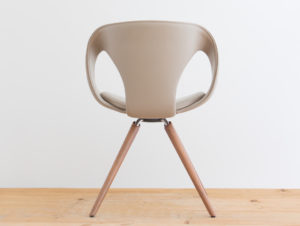 Chaise en bois de noyer par Philippe Emery